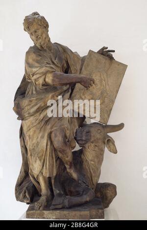 San Lucas el Evangelista. Escultura, Hacia 1680. Obra de Pietro Papaleo (1642-1718). Madera. Museo Nacional de Bellas Artes. La Valeta. Malta. Stockfoto