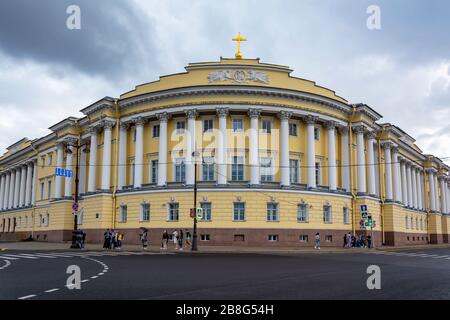 Sankt Petersburg, Gebäude des Verfassungsgerichts der Russischen Föderation an der Ecke der englischen Böschung und des Senatsplatzes, bewölkt am Tag Stockfoto