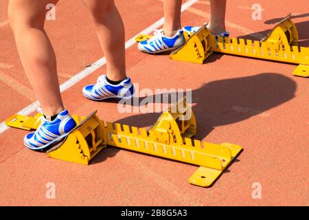 Der Start in der Sportversammlung beginnen die Athleten zu laufen Stockfoto