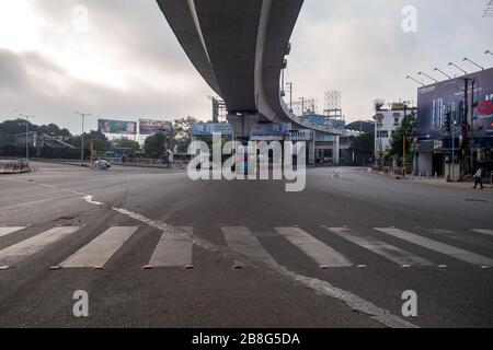 Hyderabad, Indien. März 2020. Eine leere Straße, wie sie während der "Janta Curfew", einer selbstauferlegten, freiwilligen Sperre zur Bekämpfung des Kovid-19-Virus in Hyderabad, Indien, gesehen wurde.am Donnerstag hatte der indische Premierminister Narendra Modi die Bürger aufgefordert, sich am 22. März von 7 bis 21 Uhr in geschlossenen Räumen aufzuhalten, und sagte, dass kein Bürger diese in wichtigen Diensten blockieren würde. Sollte aus dem Haus gehen. Kredit: Sanjay Borra/Alamy Live News Stockfoto