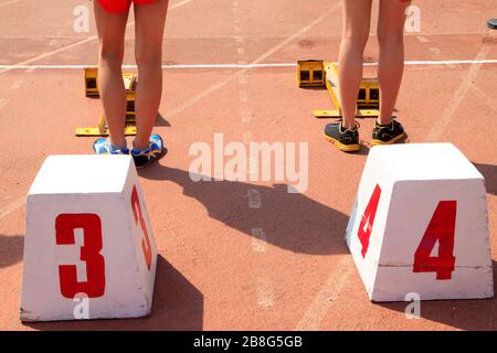 Der Start in der Sportversammlung beginnen die Athleten zu laufen Stockfoto