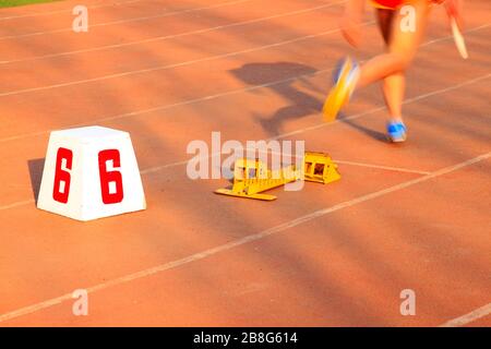 Der Start in der Sportversammlung beginnen die Athleten zu laufen Stockfoto