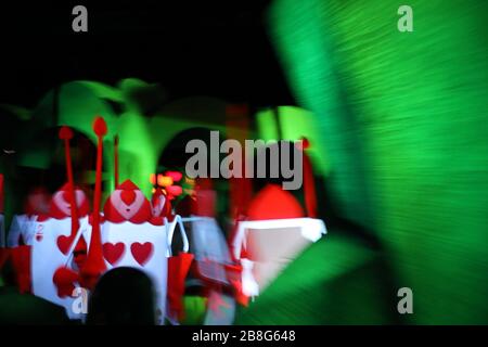 Bunte Herzkönigin aus Alice im Wunderland bei einer Abendpräsentation in Anaheim im südkalifornischen Vergnügungspark Stockfoto