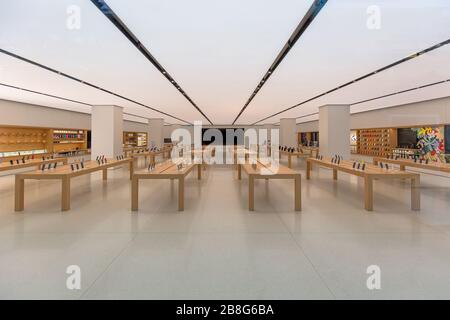 Toronto, Kanada 20. März 2020: Zentraler Apple Store im CF Toronto Eaton Center ist wegen einer Covid-19-Pandemie (Coronavirus) geschlossen Stockfoto