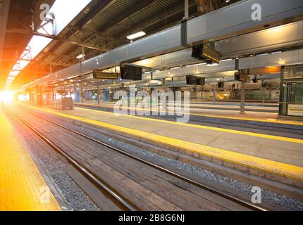 Toronto, Ontario, Kanada 20. März 2020: Bahnhof Toronto Union ÜBER Bahnterminal und Bahngleise Stockfoto