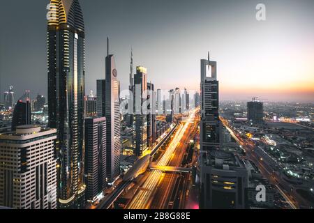 Blick auf den Verkehr und die Skyline von der Dachterrasse bei Sonnenuntergang Dubai - VAE