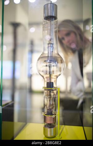 Erlangen, Deutschland. März 2020. Im Medizintechnikmuseum 'Siemens Healthineers MedMuseum' ist eine 'Pantix'-rotierende Anode-Röntgenröhre aus dem Jahr 1933 ausgestellt. Ein Professor experimentiert im Dunkeln in seinem Büro in Würzburg. Was Wilhelm Conrad Röntgen vor 125 Jahren entdeckte, revolutionierte die moderne Medizin. Heute reicht dieser Effekt ins All. (Zu dpa "EIN zufälliges Urzeit-Moment in der Medizin - 125 Jahre Röntgenstrahlen") Credit: Daniel Karmann / dpa / Alamy Live News Stockfoto