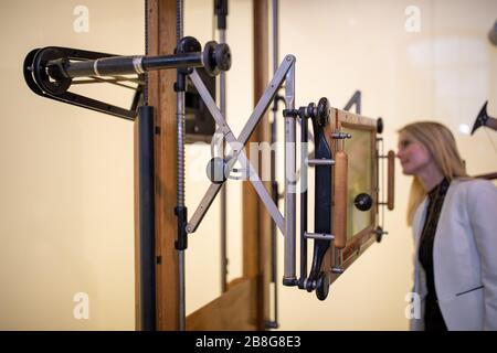 Erlangen, Deutschland. März 2020. Ein Röntgensystem mit einem fluoroskopischen Ständer aus dem Jahr 1925 ist im Medizintechnikmuseum "Siemens Healthineers MedMuseum" ausgestellt. Ein Professor experimentiert im Dunkeln in seinem Büro in Würzburg. Was Wilhelm Conrad Röntgen vor 125 Jahren entdeckte, revolutioniert die moderne Medizin. Heute reicht dieser Effekt ins All. (Zu dpa "EIN zufälliges Urzeit-Moment in der Medizin - 125 Jahre Röntgenstrahlen") Credit: Daniel Karmann / dpa / Alamy Live News Stockfoto