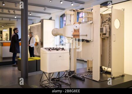 Erlangen, Deutschland. März 2020. Im "Siemens Healthineers MedMuseum" ist ein transportfähiges Röntgensystem aus dem Jahr 1959 ausgestellt. Ein Professor experimentiert im Dunkeln in seinem Büro in Würzburg. Was Wilhelm Conrad Röntgen vor 125 Jahren entdeckte, revolutioniert die moderne Medizin. Heute reicht dieser Effekt ins All. (Zu dpa "EIN zufälliges Urzeit-Moment in der Medizin - 125 Jahre Röntgenstrahlen") Credit: Daniel Karmann / dpa / Alamy Live News Stockfoto