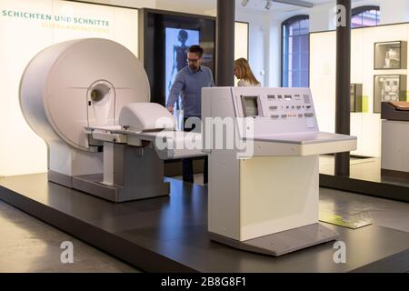 Erlangen, Deutschland. März 2020. Ein Computertomograph aus dem Jahr 1975 ist im Museum für Medizintechnik "Siemens Healthineers MedMuseum" ausgestellt. Ein Professor experimentiert im Dunkeln in seinem Büro in Würzburg. Was Wilhelm Conrad Röntgen vor 125 Jahren entdeckte, revolutioniert die moderne Medizin. Heute reicht dieser Effekt ins All. (Zu dpa "EIN zufälliges Urzeit-Moment in der Medizin - 125 Jahre Röntgenstrahlen") Credit: Daniel Karmann / dpa / Alamy Live News Stockfoto