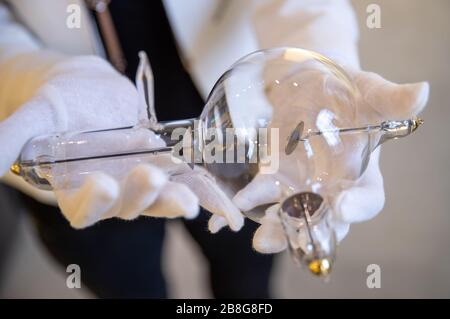 Erlangen, Deutschland. März 2020. Der Nachbau einer historischen Röntgenröhre aus dem Jahr 1896 für medizinische Anwendungen ist im "Siemens Healthineers MedMuseum" ausgestellt. Ein Professor experimentiert im Dunkeln in seinem Büro in Würzburg. Was Wilhelm Conrad Röntgen vor 125 Jahren entdeckte, revolutioniert die moderne Medizin. Heute reicht dieser Effekt ins All. (Zu dpa "EIN zufälliges Urzeit-Moment in der Medizin - 125 Jahre Röntgenstrahlen") Credit: Daniel Karmann / dpa / Alamy Live News Stockfoto