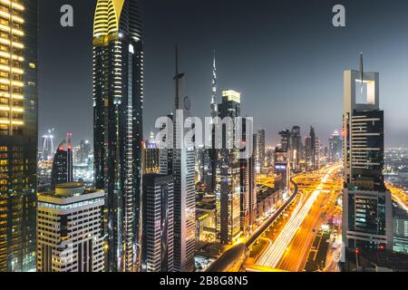 Blick auf den Verkehr und die Skyline von der Dachterrasse bei Nacht Dubai - VAE