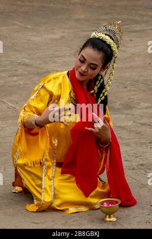 Willkommen Dance Performer in Banjarmasin, Kalimantan, Indonesien Stockfoto