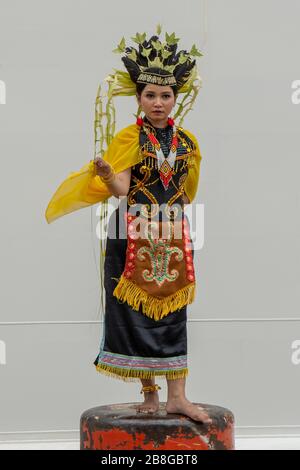 Willkommen Dance Performer in Banjarmasin, Kalimantan, Indonesien Stockfoto