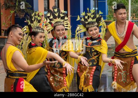 Willkommen Dance Performer in Banjarmasin, Kalimantan, Indonesien Stockfoto