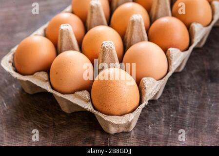 Viele frische Eier in einem Korb Stockfoto