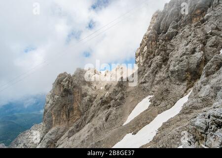 Schöne Wanderung und Aufstieg zur Zugspitze bei Ehrwald und Eibsee, dem höchsten Berg Deutschlands Stockfoto