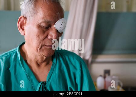 Patienten, die das Auge mit Schutzschild und medizinischem Putz abdecken, nachdem die Augen im Krankenhaus katarakt operiert wurden Stockfoto