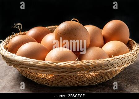 Viele frische Eier in einem Korb Stockfoto