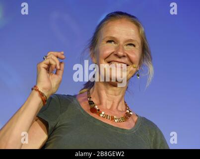 Hamburg, Deutschland. Sept. 2017. Die Kinder- und Jugendbuchautorin Cornelia Funke spricht bei einer Veranstaltung in einem universitären Hörsaal. Zehn Jahre nach der Veröffentlichung ihres ersten "rücksichtslosen" Buches hat Cornelia Funke ihre erste Fassung komplett überarbeitet. Credit: Picture Alliance / Christophe Gateau / dpa / Alamy Live News Stockfoto