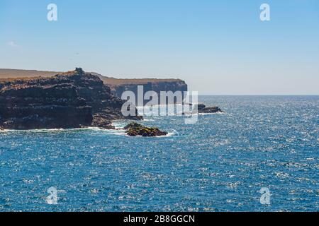 Landschaft der Klippen von Punta Suarez auf der Espanola-Insel, einem berühmten Vogelbeobachtungsort, Nationalpark Galapagos-Inseln, Ecuador. Stockfoto