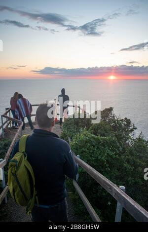 Die Menschen versammeln sich am Muir Beach mit Blick auf Marin County, Kalifornien, um den Sonnenuntergang zu beobachten. Stockfoto