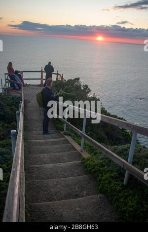 Die Menschen versammeln sich am Muir Beach mit Blick auf Marin County, Kalifornien, um den Sonnenuntergang zu beobachten. Stockfoto