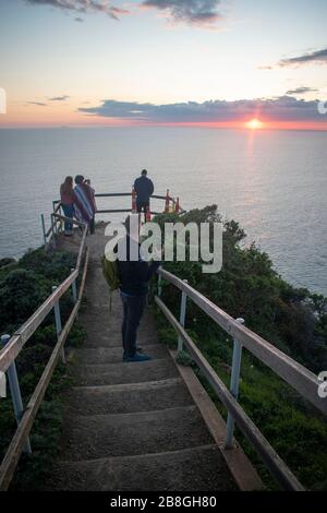 Die Menschen versammeln sich am Muir Beach mit Blick auf Marin County, Kalifornien, um den Sonnenuntergang zu beobachten. Stockfoto