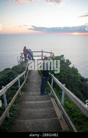 Die Menschen versammeln sich am Muir Beach mit Blick auf Marin County, Kalifornien, um den Sonnenuntergang zu beobachten. Stockfoto