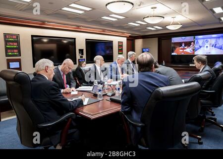 Washington, Vereinigte Staaten Von Amerika. März 2020. Vizepräsident Mike Pence trifft sich mit Mitgliedern der Task Force Coronavirus des Weißen Hauses am Montag, 16. März 2020, im White House Situation Room. Personen: Vizepräsident Mike Pence Credit: Storms Media Group/Alamy Live News Stockfoto