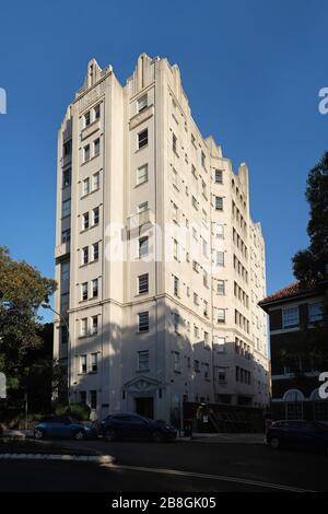 1930er Art déco-Apartmentblock, Adereham Hall, Gotham Tower, Sonnenschein- und Maya-Glyphe auf der Brüstung, Seiten- und Vorderblick Elizabeth Bay, Sydney Stockfoto