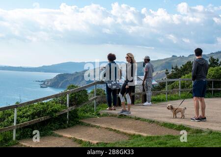 Eine Frau reist mit ihrer Familie im Muir Beach Overlook im Marin County, CA. Stockfoto