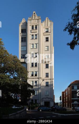 Vollansicht, hochauflösendes Bild - 1930er Art déco-Apartmentblock, Adereham Hall oder Gotham Tower, dekorative Maya Glyphe, Elizabeth Bay, Sydney Stockfoto