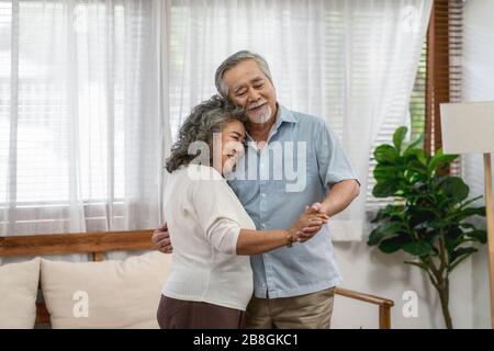 Asiatisches Paar Großelterntanz und Umarmung zusammen mit fröhlichen Gefühlen im Haus, romantisch und Liebhaber mit valentine oder Jubiläum, lang leben und feiern Stockfoto