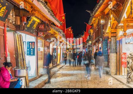 LIJIANG, CHINA - OKTOBER 2019: Der szenische Blick auf die Lijiang-Altstadt bei der Dämmerung am 21. Oktober 2019. Ist das historische Zentrum der Stadt Lijiang in Stockfoto