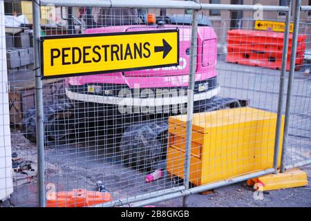 Fußgänger beschildern an einem Maschendrahtzaun an einer Straßenbaustelle für die Light Rail in Surry Hills, Sydney, Australien Stockfoto