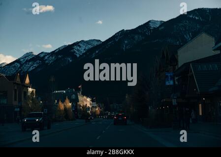 BANFF, ALBERTA, KANADA - dez, 2019 Blick auf die Scenic Street der Banff Avenue Stockfoto