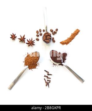 Müsli und Instant- und gemahlener Kaffee in drei Löffeln werden isoliert. Löffel mit Instantkaffee und Kaffeebohnen, in Retro-Stil getönt, Platz für Kopien. Stockfoto