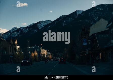 BANFF, ALBERTA, KANADA - dez, 2019 Blick auf die Scenic Street der Banff Avenue Stockfoto