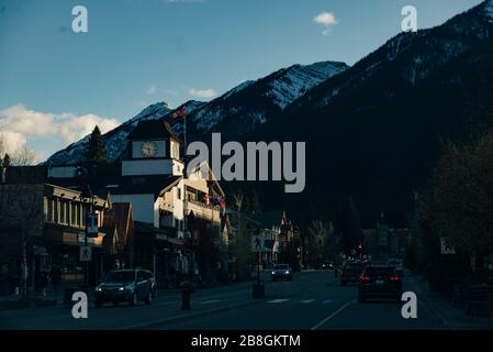 BANFF, ALBERTA, KANADA - dez, 2019 Blick auf die Scenic Street der Banff Avenue Stockfoto