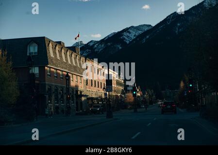 BANFF, ALBERTA, KANADA - dez, 2019 Blick auf die Scenic Street der Banff Avenue Stockfoto