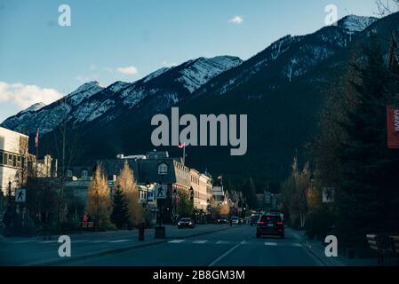 BANFF, ALBERTA, KANADA - dez, 2019 Blick auf die Scenic Street der Banff Avenue Stockfoto