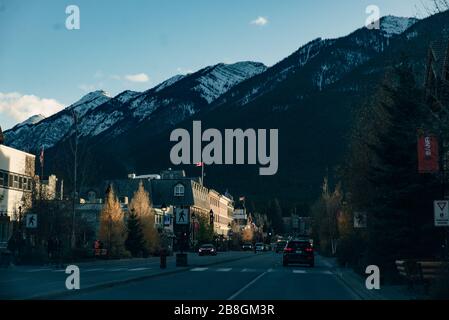 BANFF, ALBERTA, KANADA - dez, 2019 Blick auf die Scenic Street der Banff Avenue Stockfoto