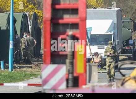 (200322) -- ZAGREB, 22. März 2020 (Xinhua) -- Soldaten bauen ein medizinisches Lager mit einer Kapazität von 270 Betten außerhalb des klinischen Krankenhauses Dubrava, um COVID-19-Patienten in Zagreb, Kroatien, am 20. März 2020 aufnehmen zu können. Kroatien bestätigte 78 neue Fälle von COVID-19-Infektionen in den letzten 24 Stunden am Samstagnachmittag, die Gesamtzahl liegt jetzt bei 206. Seit Beginn des Ausbruchs am 25. Februar ist es der größte tägliche Anstieg der bestätigten Fälle. (Marko Prpic/Pixsell über Xinhua) Stockfoto