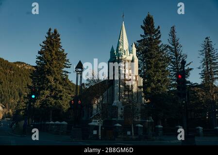 BANFF, ALBERTA, KANADA - dez, 2019 Blick auf die Scenic Street der Banff Avenue Stockfoto