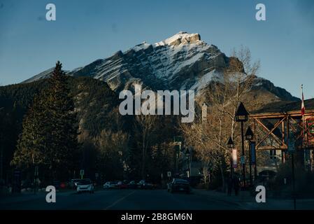 BANFF, ALBERTA, KANADA - dez, 2019 Blick auf die Scenic Street der Banff Avenue Stockfoto