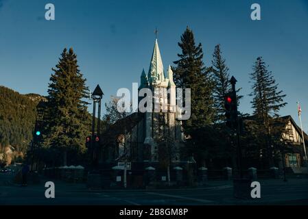 BANFF, ALBERTA, KANADA - dez, 2019 Blick auf die Scenic Street der Banff Avenue Stockfoto