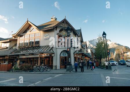 BANFF, ALBERTA, KANADA - dez, 2019 Blick auf die Scenic Street der Banff Avenue Stockfoto