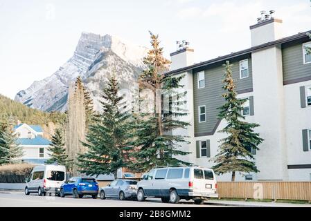 BANFF, ALBERTA, KANADA - dez, 2019 Blick auf die Scenic Street der Banff Avenue Stockfoto