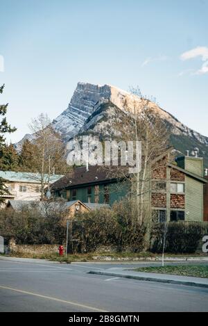 BANFF, ALBERTA, KANADA - dez, 2019 Blick auf die Scenic Street der Banff Avenue Stockfoto